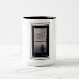 jongen aan de deur tweekleurige koffiemok