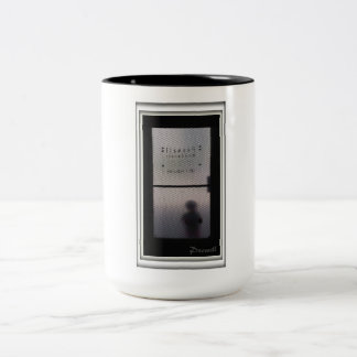 jongen aan de deur tweekleurige koffiemok