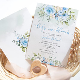 Jongen baby in de baby shower-uitnodiging in bloom kaart
