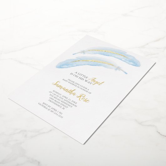 Jongen Baby shower Waterverf Blue Feather Folie Uitnodiging (Gedraaid)