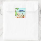 Jongen Beach Baby Sandcastle in SurfboardBaby show Vierkante Sticker (Tas)