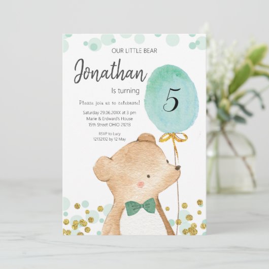 Jongen beer en ballon verjaardagsuitnodiging kaart (Staand voorkant)