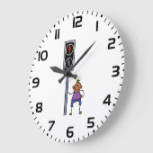 Jongen bij voetgangersoversteekplaats met rood sto grote klok (Hoek)