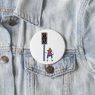 Jongen bij voetgangersoversteekplaats met rood sto ronde button 7,6 cm