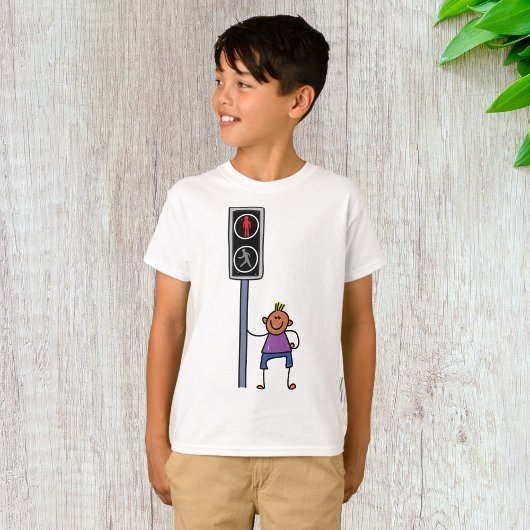 Jongen bij voetgangersoversteekplaats met rood sto t-shirt