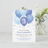 Jongen Birthday Uitnodiging met blauwe ballonnen (Staand voorkant)