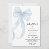 Jongen blauwe boog verjaardag uitnodiging (Voorkant)