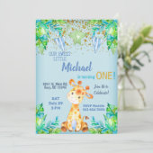 Jongen blauwe giraffe, eerste verjaardag uitnodigi kaart (Staand voorkant)