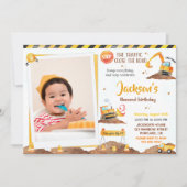 Jongen bouwt een verjaardagsuitnodiging met foto kaart (Voorkant)