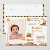 Jongen bouwt een verjaardagsuitnodiging met foto kaart (Voorkant / Achterkant)