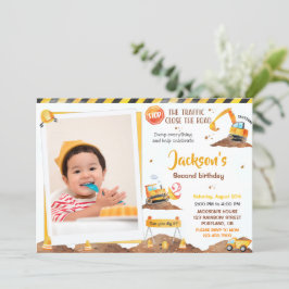 Jongen bouwt een verjaardagsuitnodiging met foto kaart