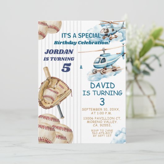 Jongen broer en zus honkbal en vliegtuig gezamenli kaart (Staand voorkant)