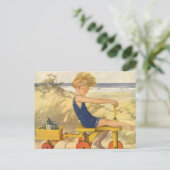  jongen die aan de strand met zandspeelgoed speelt briefkaart (Staand voorkant)