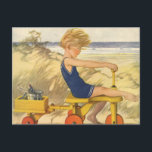 jongen die aan de strand met zandspeelgoed speelt briefkaart<br><div class="desc">illustratie voor kinderen afbeelding met een schattig jong kind dat op het strand speelt met de oceaangolven achter hem. De wind blaast zijn blonde haar terwijl hij op zijn houten fiets rijdt.</div>