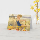  jongen die aan de strand met zandspeelgoed speelt kaart (Gele Bloem)