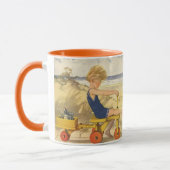 jongen die aan de strand met zandspeelgoed speelt mok (Links)