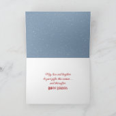 Jongen die aan een ouderwetse slee trekt feestdagen kaart (Binnen)