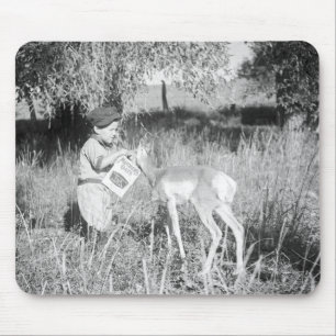 Jongen die antilope voeren muismat