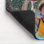 Jongen die basketbal speelt in een zwembad muismat (Hoek)