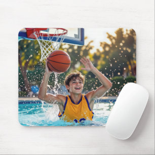 Jongen die basketbal speelt in een zwembad muismat