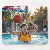 Jongen die basketbal speelt in een zwembad muismat (Voorkant)