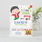 Jongen die de sprinkboten met kleurrijke trampolin kaart (Staand voorkant)