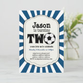 jongen die de Uitnodiging van het Voetbal TWO draa (Staand voorkant)