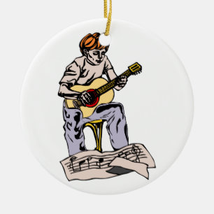 Jongen die een akoestische gitaar spelen met tapem keramisch ornament