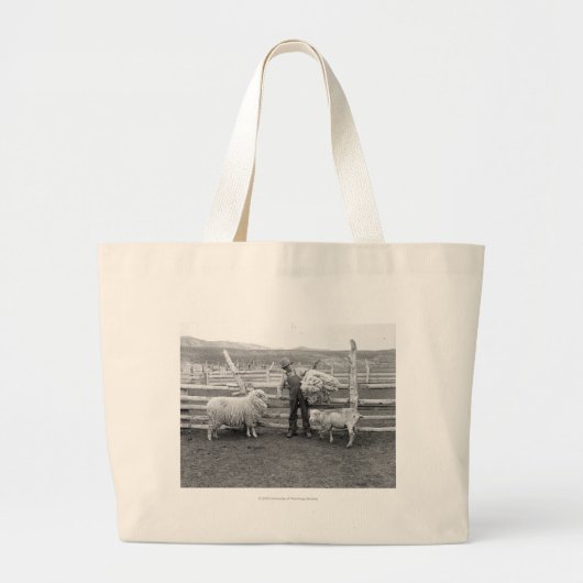 Jongen die een bundel wol vasthouden grote tote bag (Voorkant)