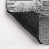 Jongen die een bundel wol vasthouden muismat (Hoek)