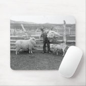 Jongen die een bundel wol vasthouden muismat (Met muis)