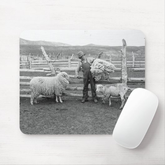 Jongen die een bundel wol vasthouden muismat (Met muis)