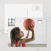 Jongen die een schot met een basketbal op school n briefkaart (Voorkant / Achterkant)