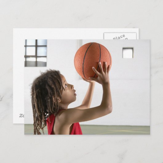 Jongen die een schot met een basketbal op school n briefkaart (Voorkant / Achterkant)