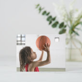 Jongen die een schot met een basketbal op school n briefkaart (Staand voorkant)