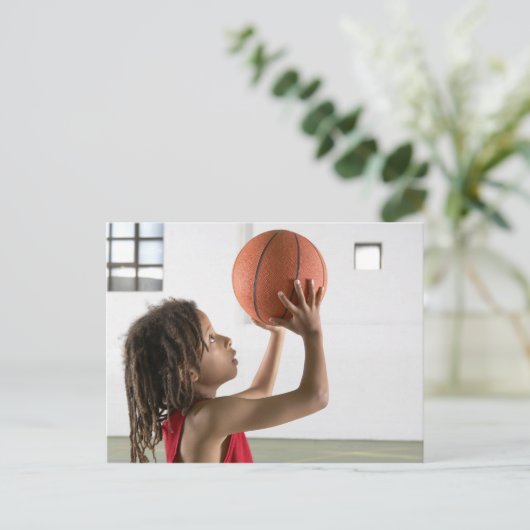 Jongen die een schot met een basketbal op school n briefkaart (Staand voorkant)