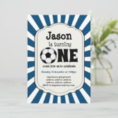 jongen die ÉÉN Voetbal Uitnodiging draaien (Staand voorkant)