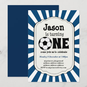 jongen die ÉÉN Voetbal Uitnodiging draaien