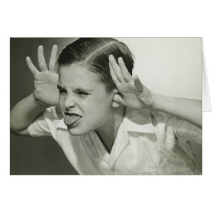 Jongen die gezicht maken