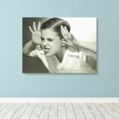Jongen die gezicht maken canvas afdruk (Insitu (Houten vloer))