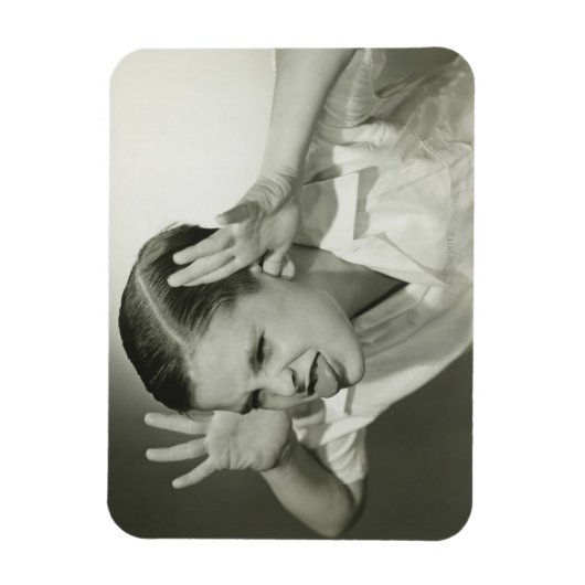 Jongen die gezicht maken magneet (Verticaal)