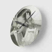 Jongen die gezicht maken ronde klok (Hoek)