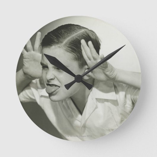 Jongen die gezicht maken ronde klok (Voorkant)