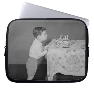Jongen die kaarsen uitblazen laptop sleeve