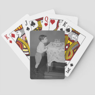 Jongen die kaarsen uitblazen pokerkaarten