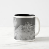 Jongen die kaarsen uitblazen tweekleurige koffiemok (Voorkant rechts)