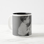 Jongen die kaarsen uitblazen tweekleurige koffiemok (Voorkant links)