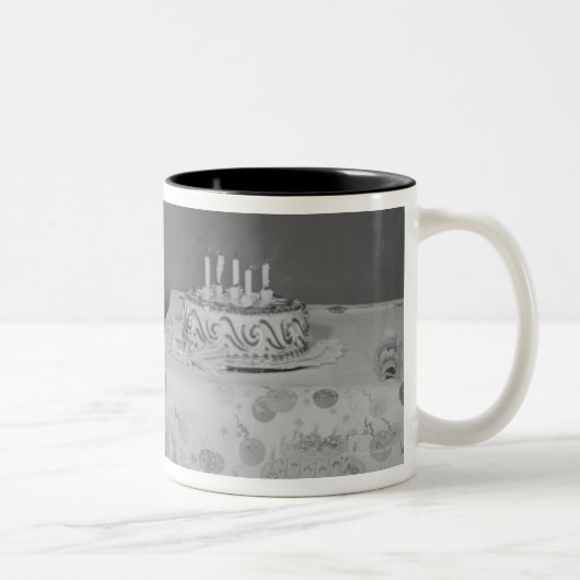 Jongen die kaarsen uitblazen tweekleurige koffiemok (Rechts)