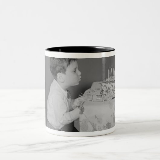 Jongen die kaarsen uitblazen tweekleurige koffiemok (Center)