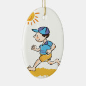 Jongen die lopen terwijl ze barefoot keramisch ornament (Rechts)